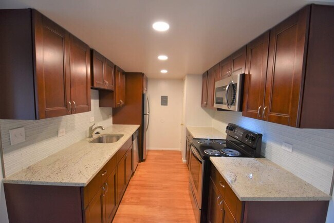 Building Photo - 1 Bedroom Apartment Available Now