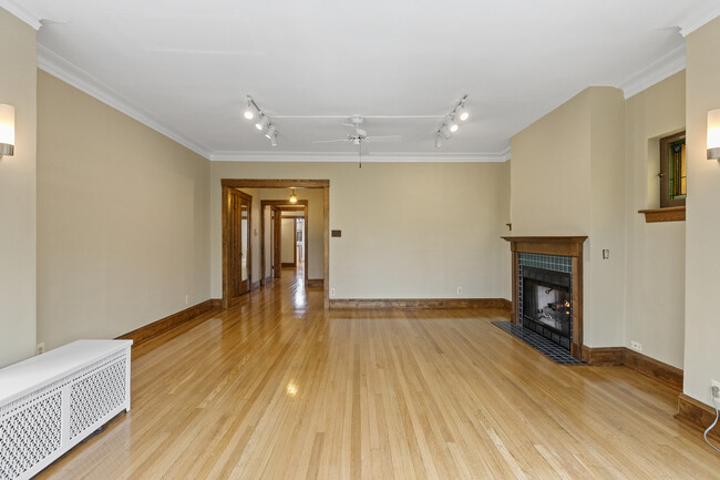 Building Photo - 6645 N Greenview Ave