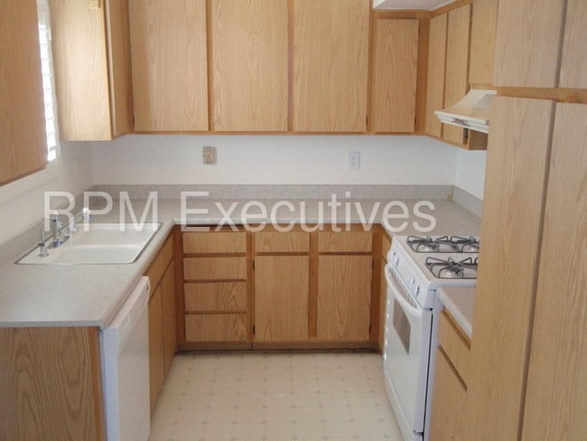 Building Photo - 27121 Crossglade Ave