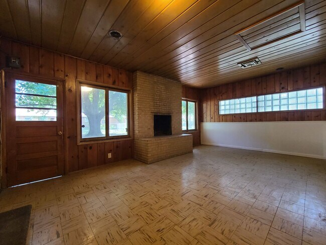 Foto del edificio - Spacious 4-Bed, 1.5-Bath Home in Benton Ha...