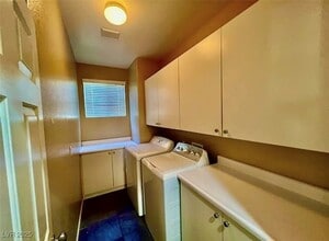 Building Photo - 2455 Silver Sunrise Ln