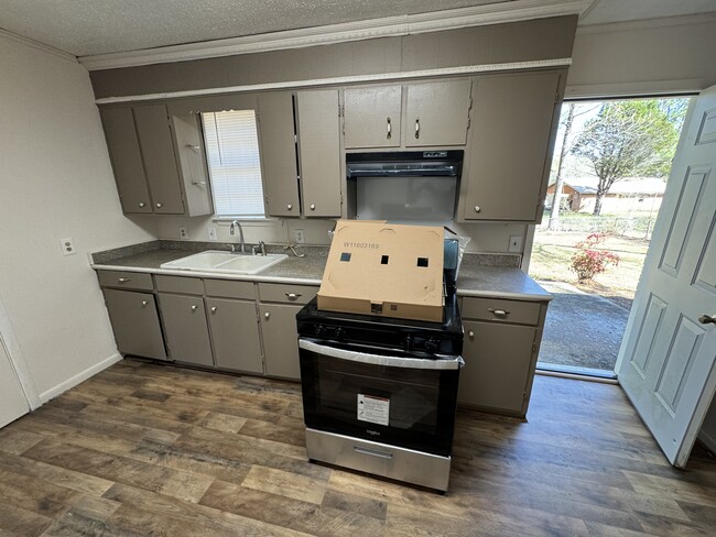 Kitchen - 1606 Robb St