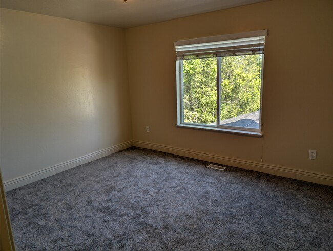 Building Photo - 140 E 620 S