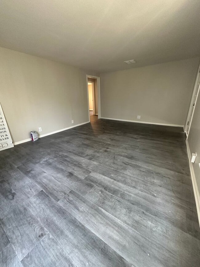 Building Photo - 526 Graf Ave