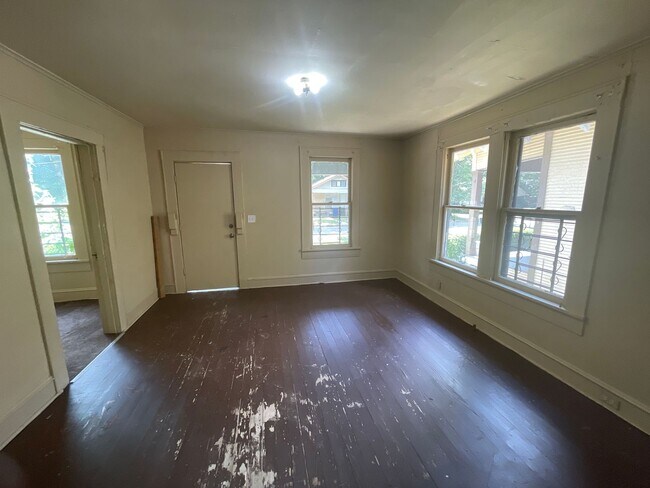 Building Photo - Two Bedroom Home