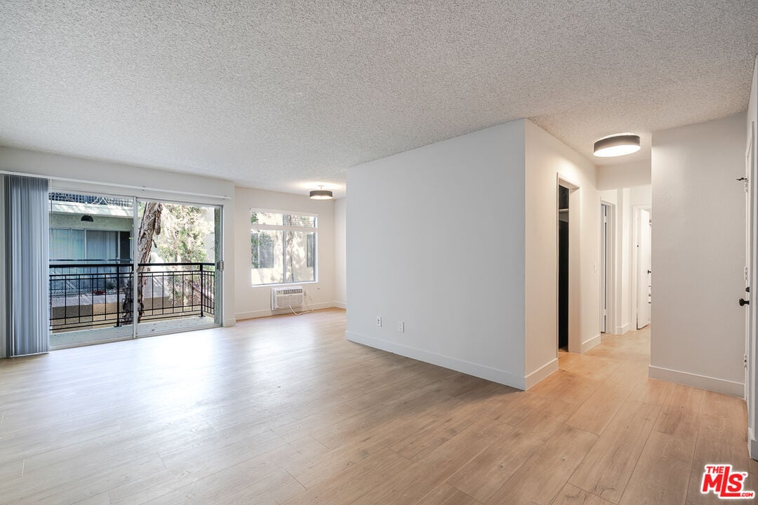 Foto principal - 1352 S Carmelina Ave