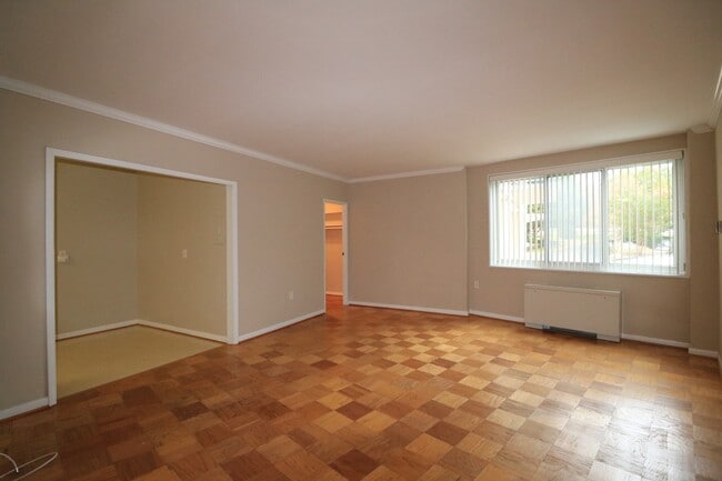 Building Photo - Ground Level Spacious STUDIO in Grosvenor ...