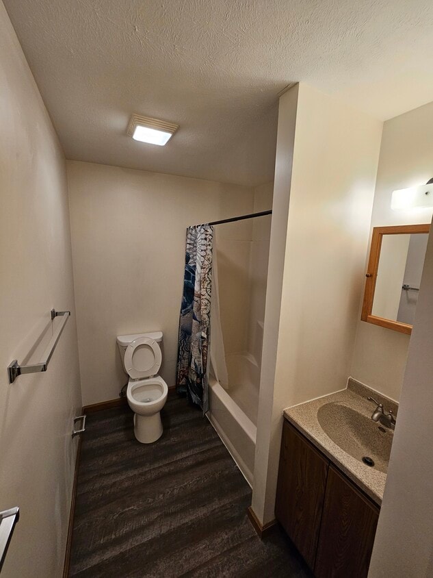 Baño - 215 N 3rd St