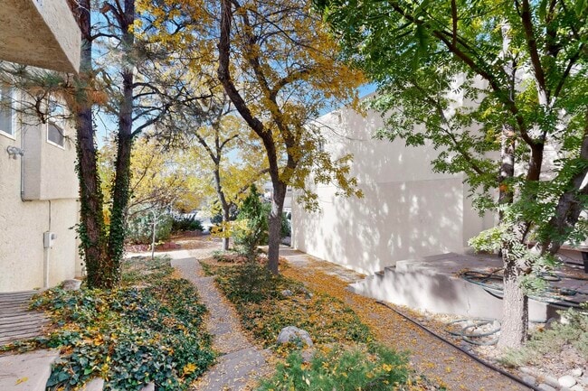 Building Photo - 5528 Overlook Dr NE