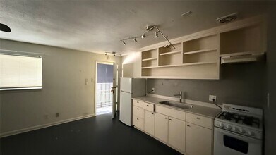 Building Photo - 219 W Alabama St