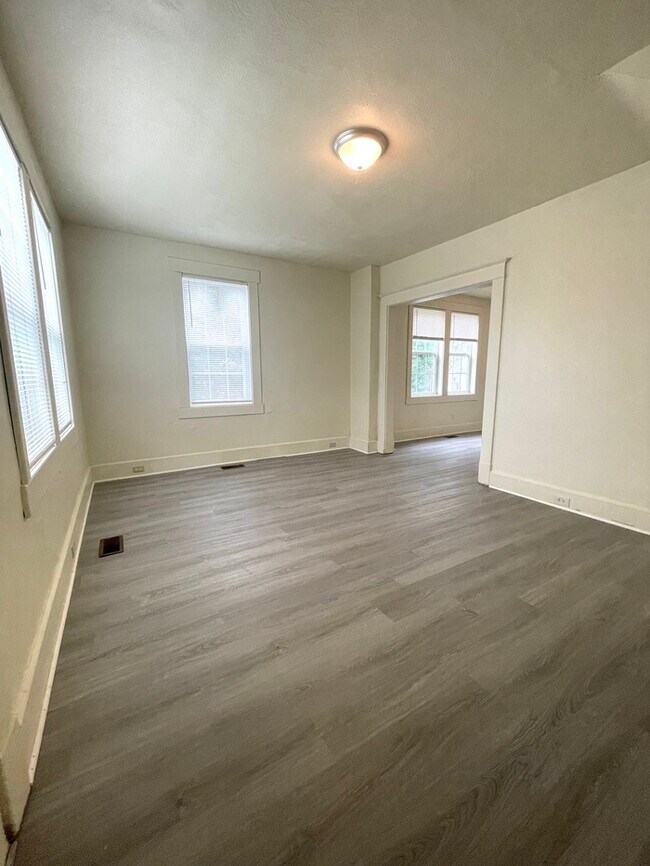 Foto del edificio - COME MEET YOUR NEW HOME! 2 BEDROOM DUPLEX ...