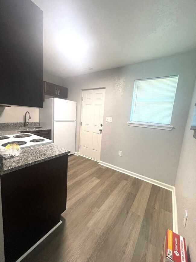 Building Photo - Stunning remodeled 2 bedroom duplex home 1...