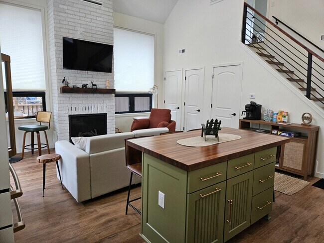 Foto del edificio - 5913 Lake Edge Rd