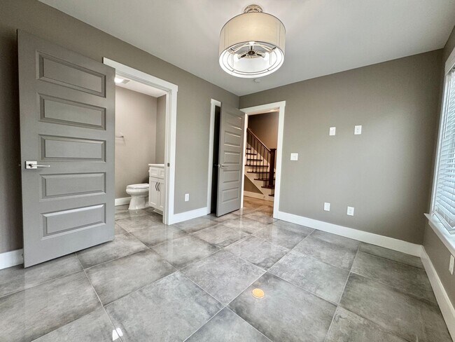 Foto del edificio - 3 Bed, 3.5 Bath Home w/ 2 Car Garage and Lake Views