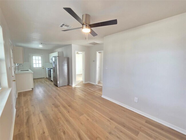 Foto del edificio - 411 W 4th St