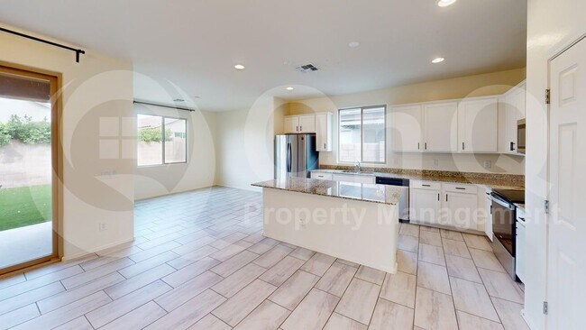 Foto del edificio - 6944 W Golden Ln