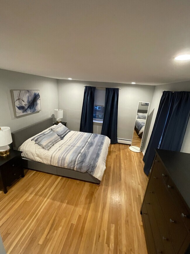 Dormitorio grande con cama de matrimonio - 55 Colborne Rd