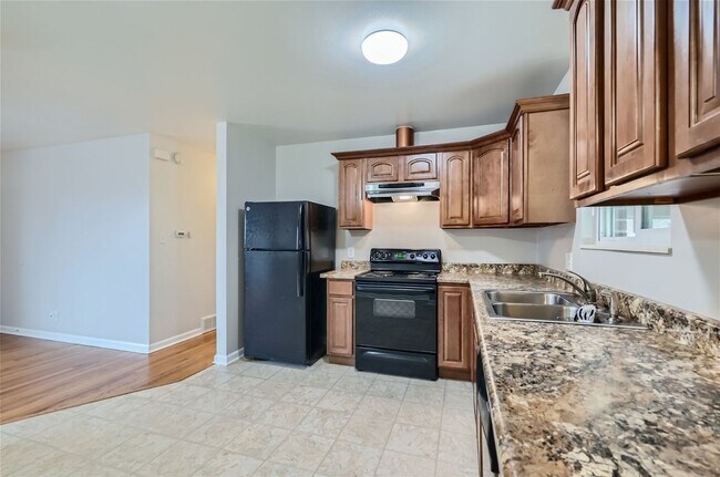 Foto del edificio - Great location! Updated 3Bed/2Bath Ranch with full basement, wood floors, and large fenced-in-yard!