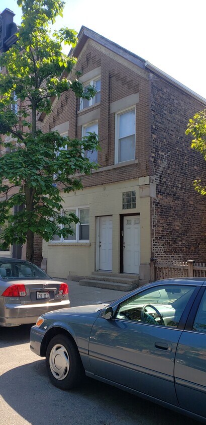 Primary Photo - 2102 N Hoyne Ave