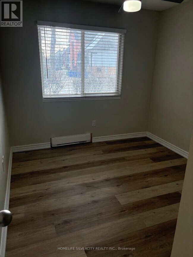 Photo du bâtiment - 1450 Glen Abbey Gate