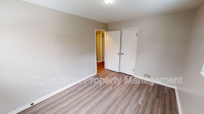 Foto del edificio - 619 Gainsborough Rd