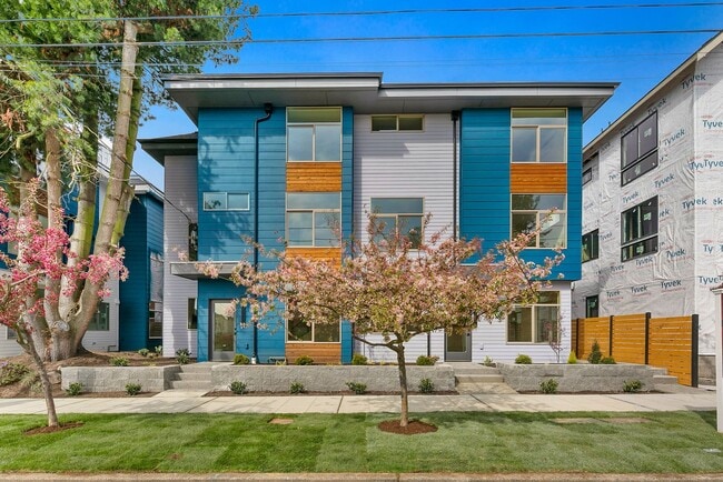 Building Photo - 3 year old Crown Hill townhome