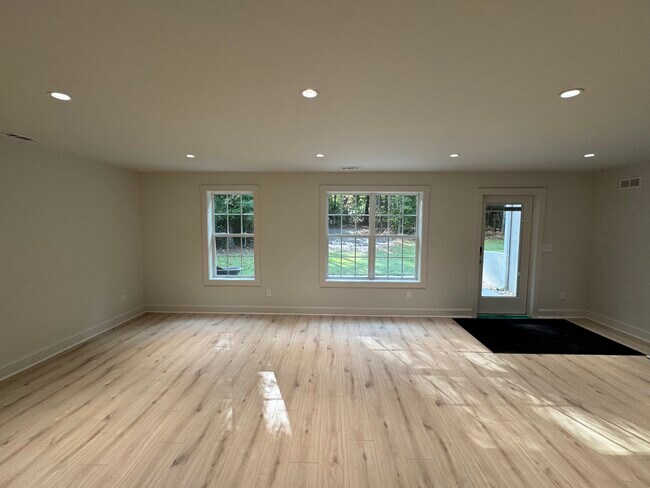 Building Photo - 886 Moore Rd