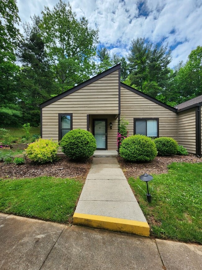 Building Photo - 6 Woodlands Dr