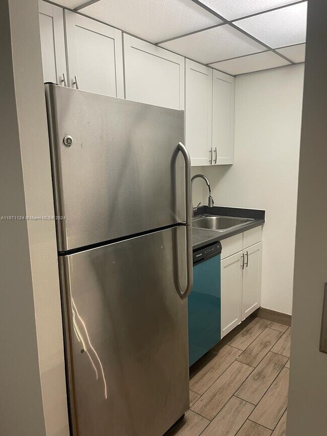 Building Photo - 1 bedroom in Holllywood FL 33023