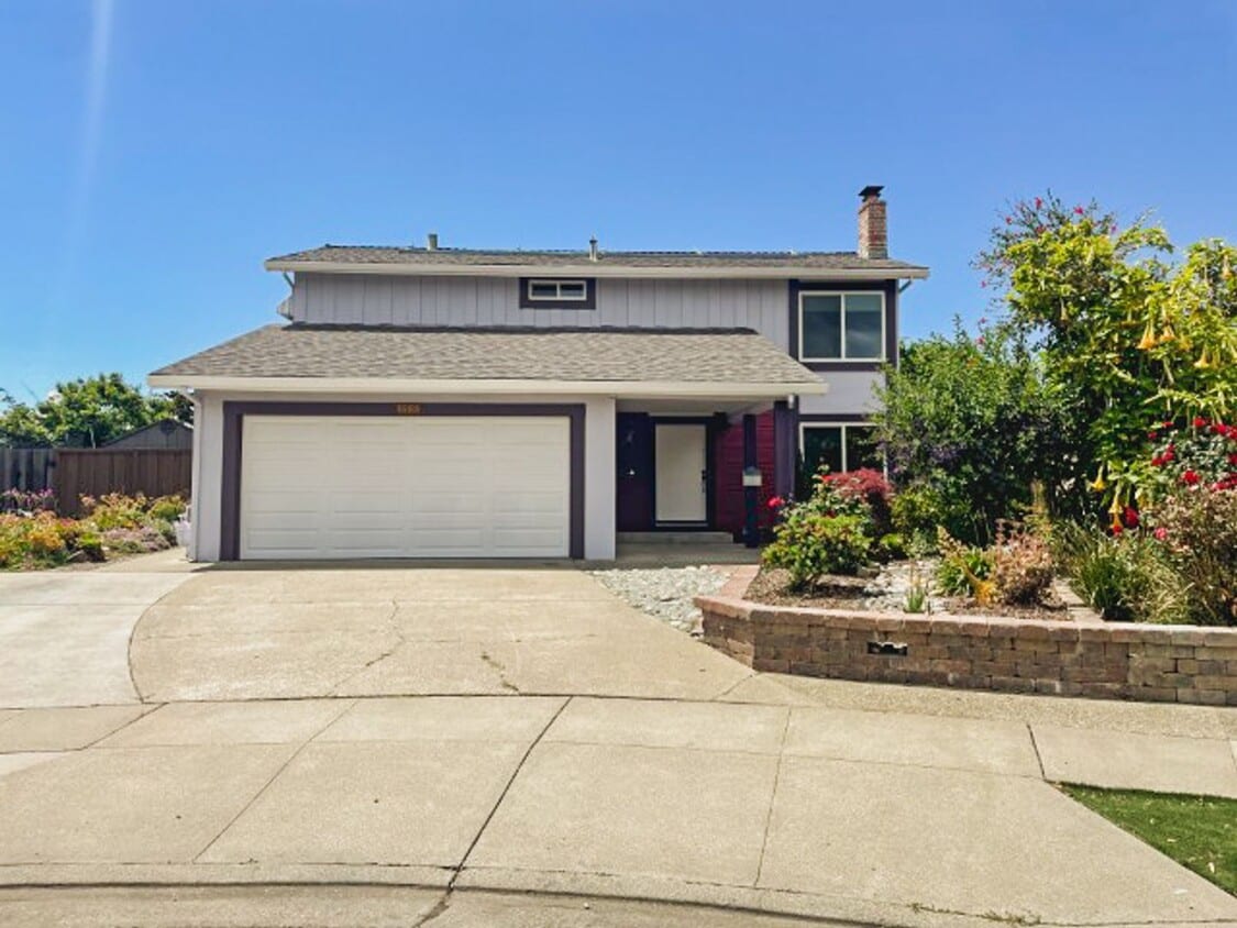 Primary Photo - Welcome to this stunning 4 bedroom, 2.5 ba...