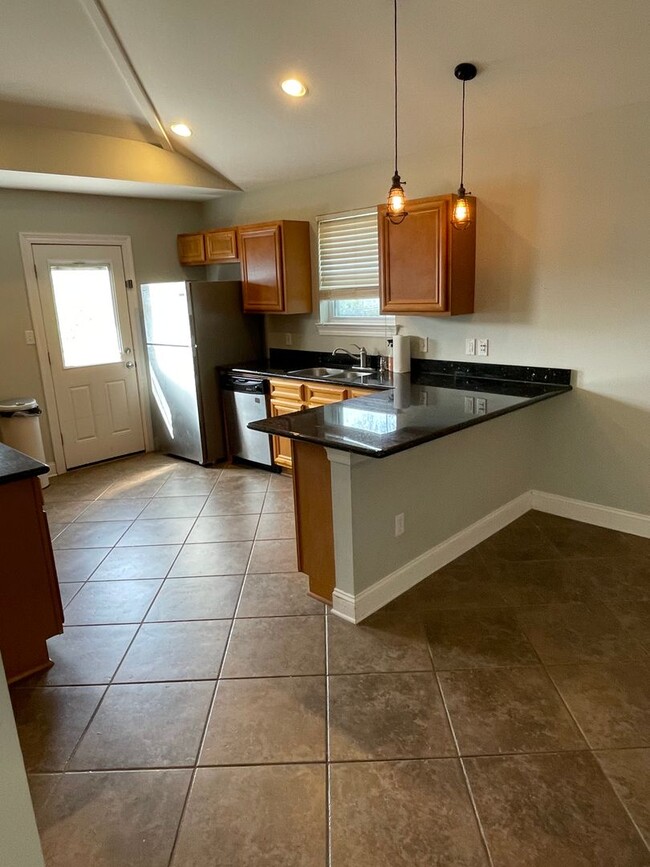 Building Photo - 2BD/1BA in Lakeview, with Driveway and Private Backyard