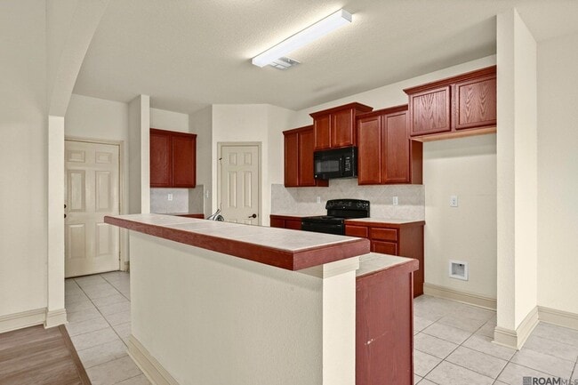 Building Photo - 5176 Wildwood Dr