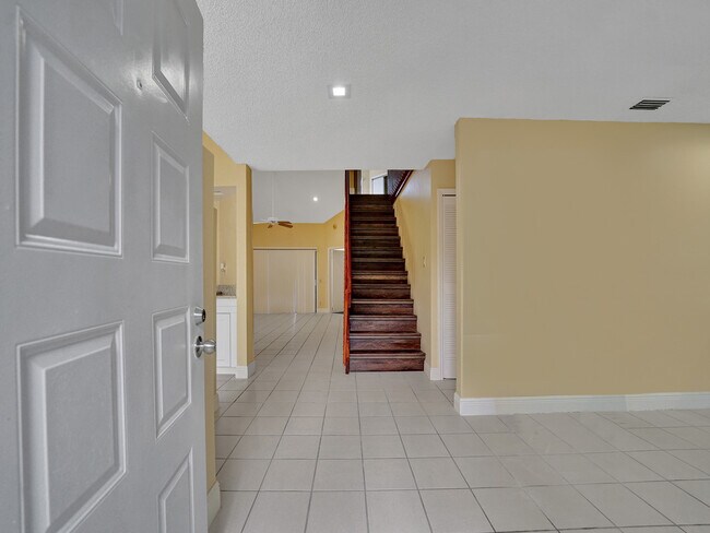 Foto del edificio - 8377 Waterford Cir