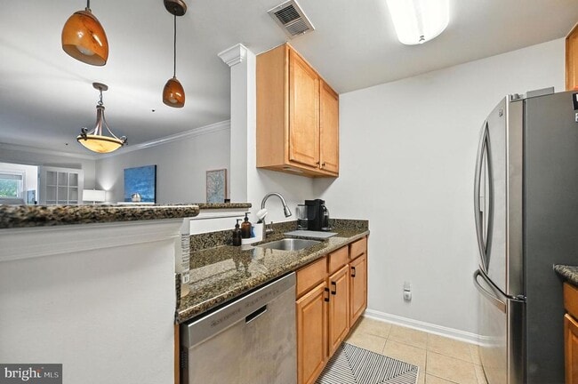 Building Photo - 3175 Summit Square Dr