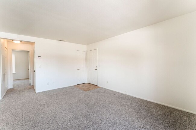 Foto del edificio - Charming Condo with new carpet & paint, lo...