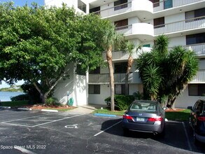 Building Photo - 300 Columbia Dr