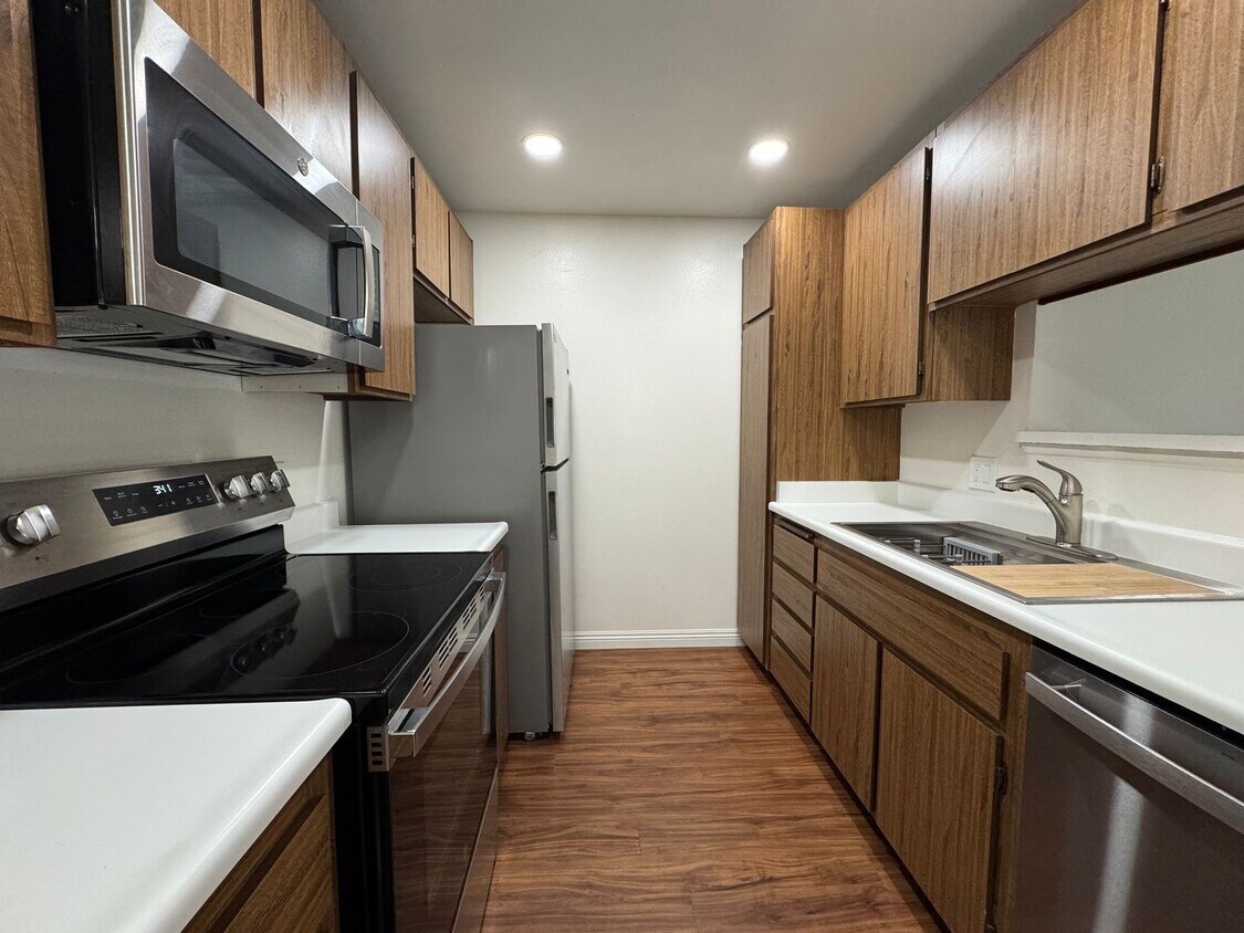 Foto principal - 1Bd/1Ba Condo in Gated Huntington Beach Co...