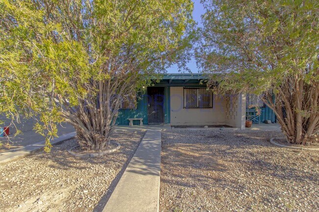 Foto del edificio - 2 Bedroom Townhome with Gated Yard