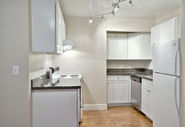 Building Photo - 15536 Shoreline
