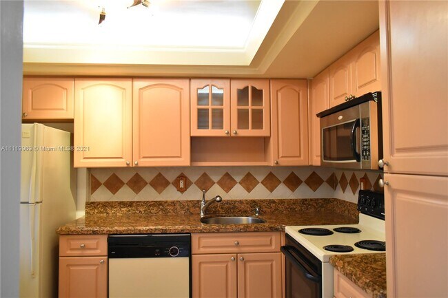 Foto del edificio - 7921 Byron Ave