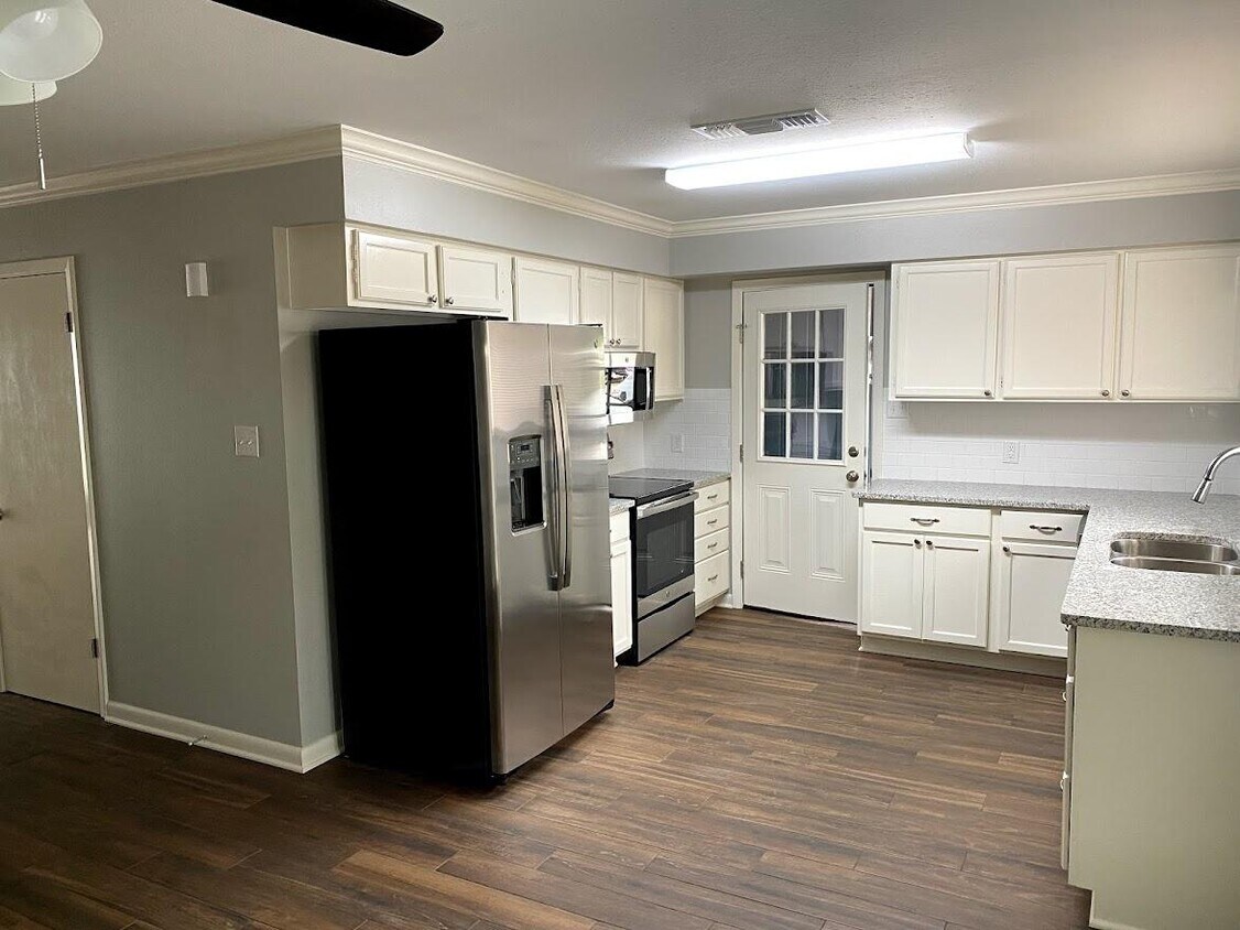 Foto principal - 10121 Carlsbad Dr