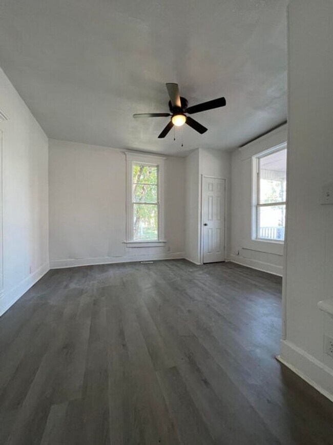 Building Photo - Renovated 2 bedroom 1 bath home