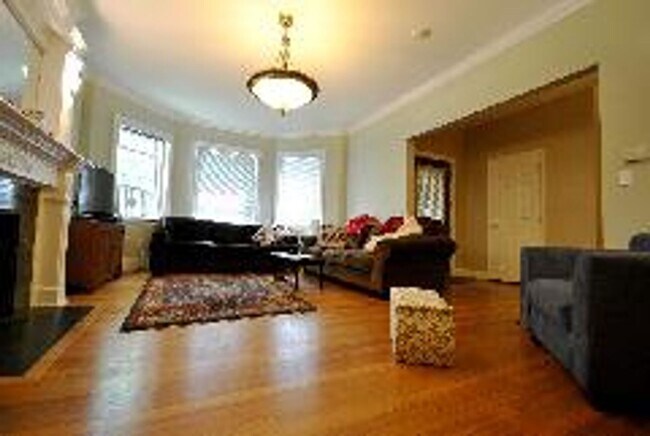 Foto del edificio - Renovated Brookline 3 Bed/2 Bath Duplex in Washington Square on Addington Rd.  Sept 1st, NO FEE
