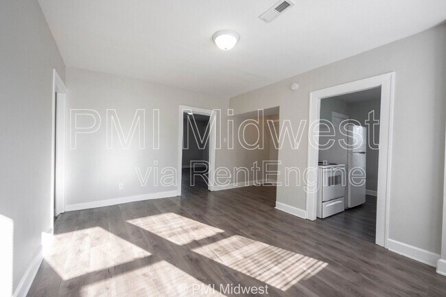 Foto del edificio - 5045 E 10th St