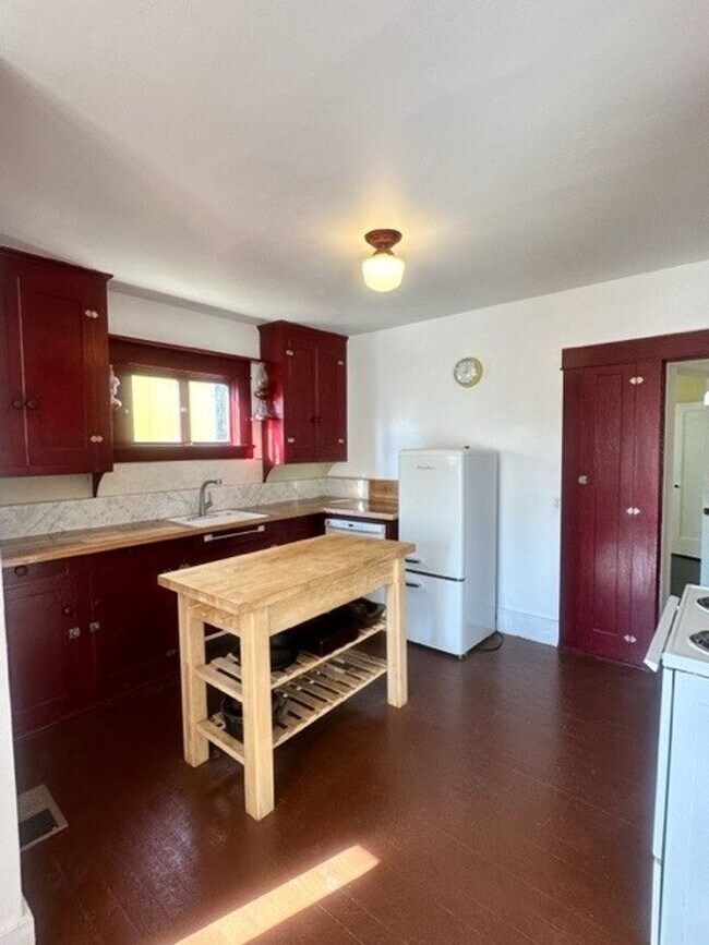 Building Photo - Charming 2 bedroom 1 bath home located in ...
