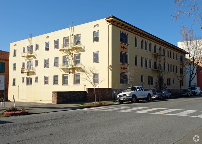 Building Photo - El Rey Apartments