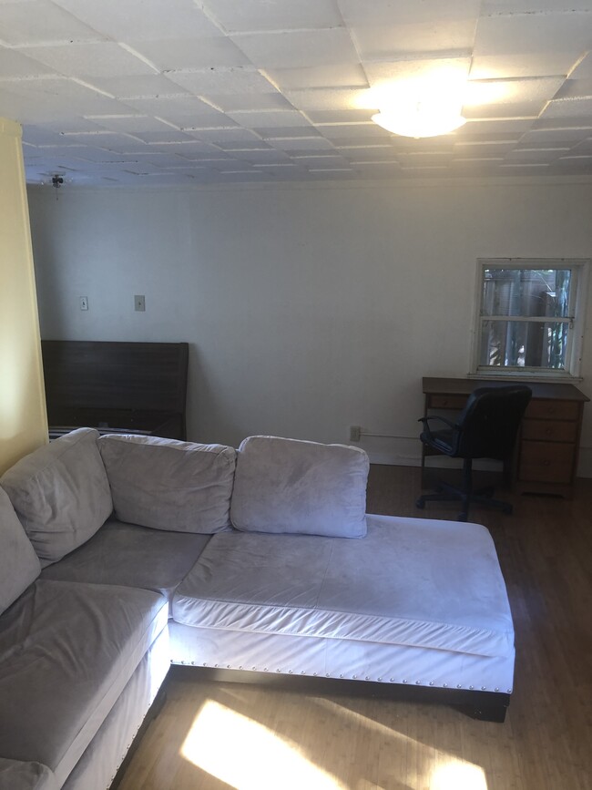 Room, Picture 3 - 6027 Ross St