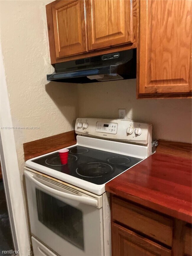 Building Photo - 4 br, 2 bath House - 640 SW 16th Ave # 1-4