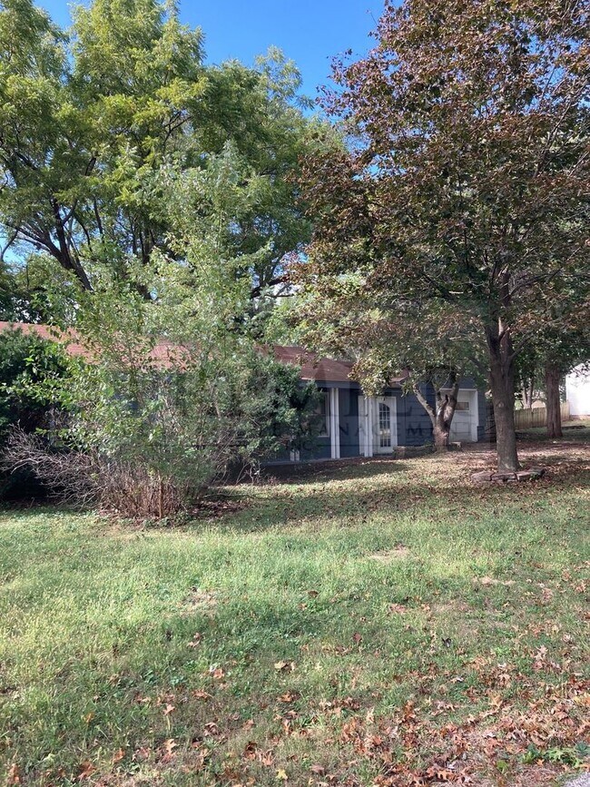 Building Photo - All on ONE-LEVEL! Fresh interior make read...