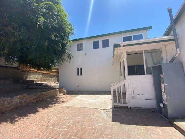 Building Photo - Large House, Close to Campus!!